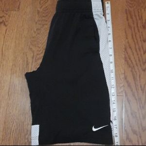 Nike Youth Basketball Shorts with Pockets. Black/White. Youth Large.